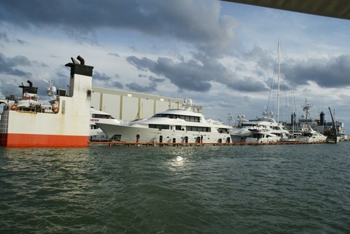 Dockwise loaded and ready to pump out seawater © Ian & Andrea Treleaven
